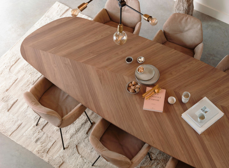 Esszimmer, weiße hohe Wände mit einen Esstisch aus hellem holz mit sechs weiße Stühle