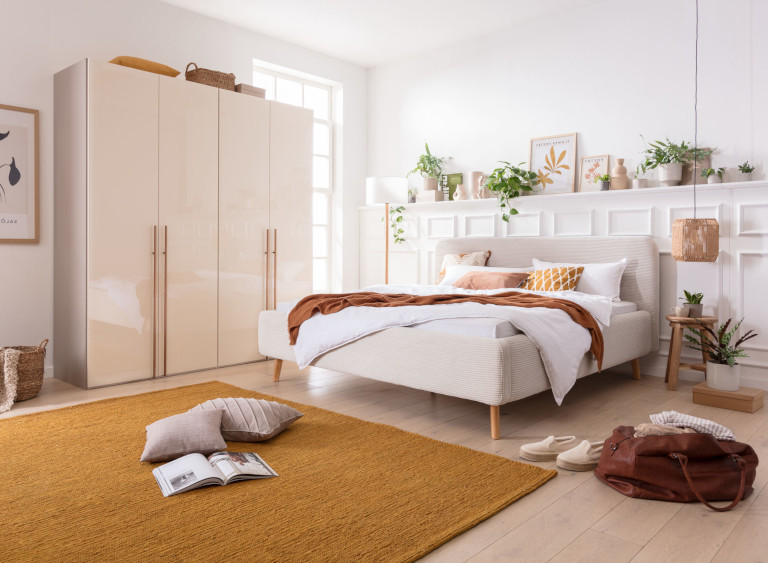 Frau sitz auf einem Meise Bett