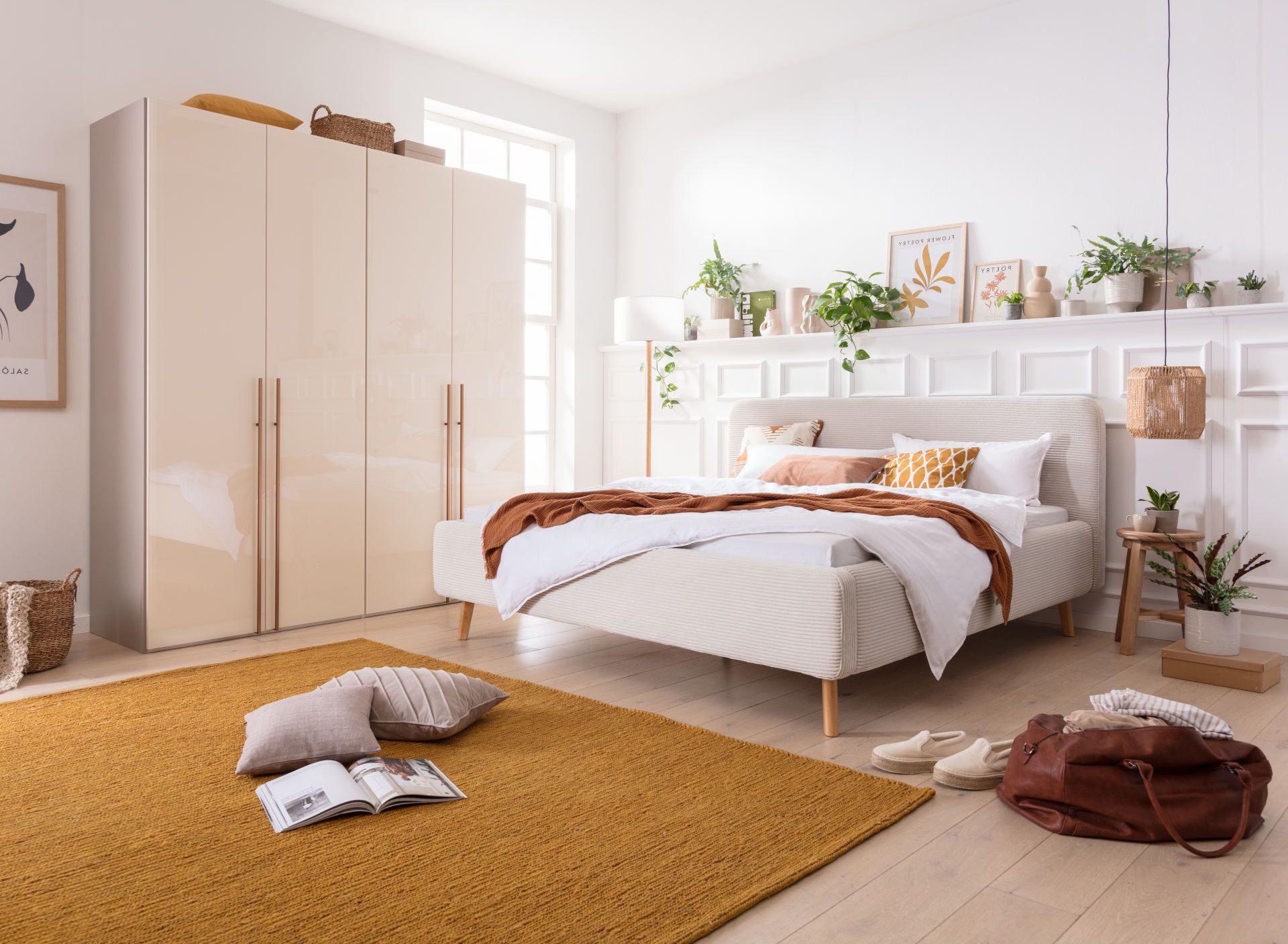 Frau sitz auf einem Meise Bett