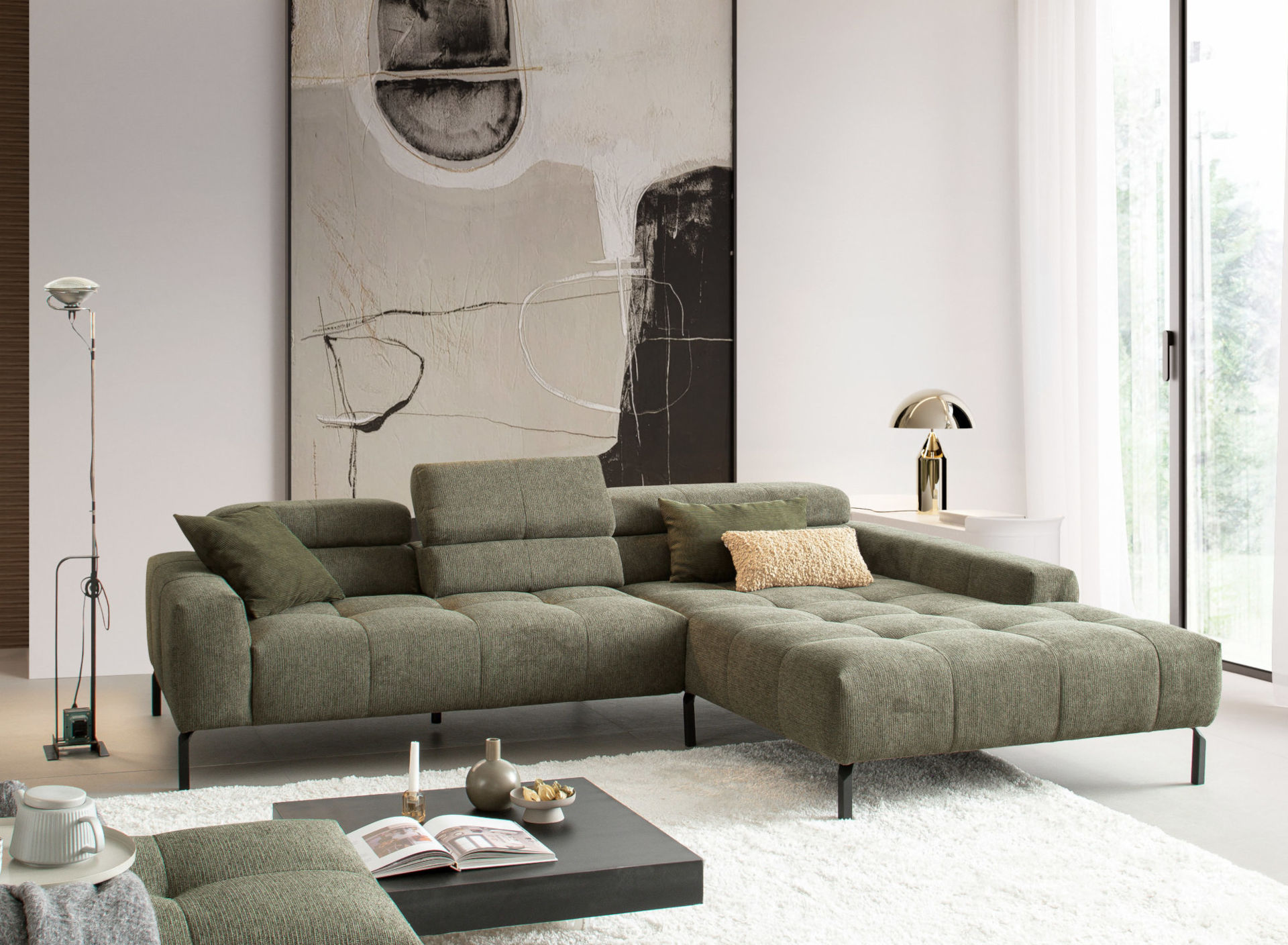 Kinder spielen auf einem weißem Sofa von Candy