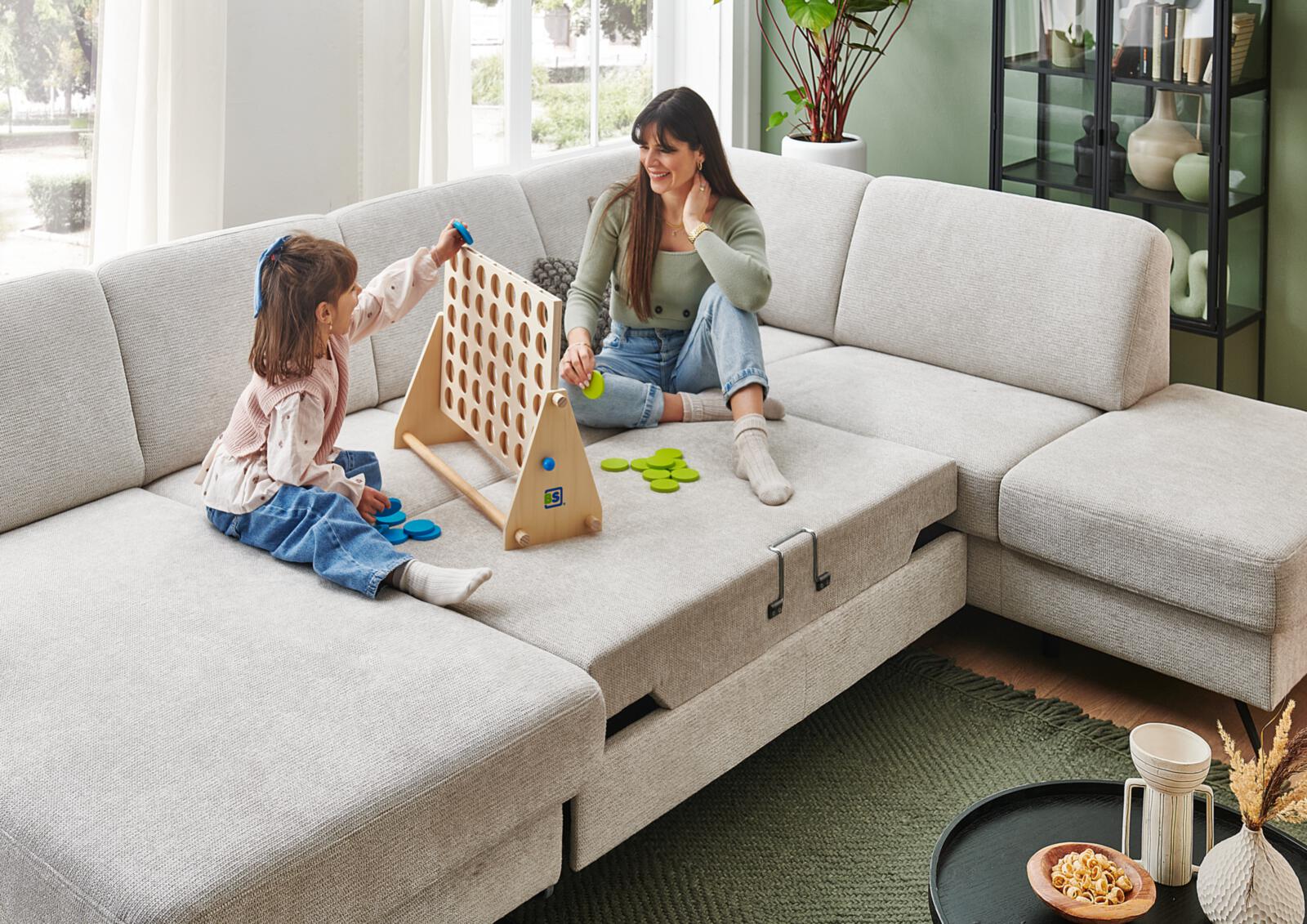 Sofa in Beige mit ausziehbarer Bettfunktion Personen spielen 4 Gewinnt